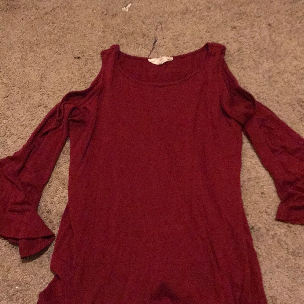 Wavy shoulder showing long sleeve